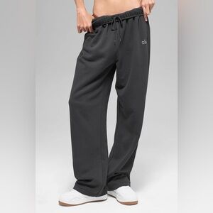 Alo Yoga Accolade Straight Leg Sweatpant in Anthracite